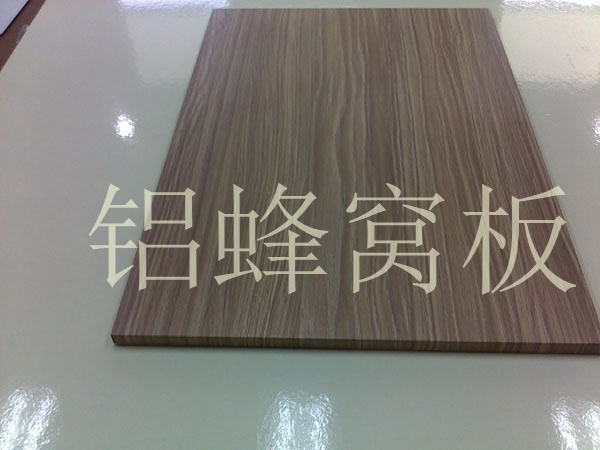 鋁蜂窩板的優(yōu)點(diǎn)有哪些呢？